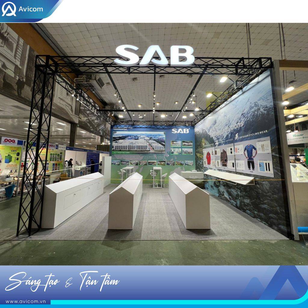 Thiết kế gian hàng theo phong cách công nghiệp hiện đại, giúp nhận diện thương hiệu SAB rõ ràng từ nhiều hướng tiếp cận